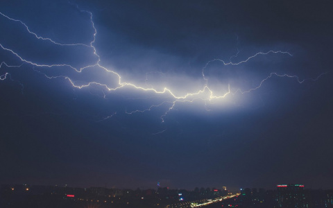 Экстренное предупреждение: в ближайший час на Мордовию обрушатся гроза и сильный ветер