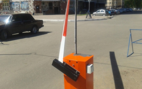 В Мордовии пьяный водитель задел чужой автомобиль, а затем снес шлагбаум, пытаясь скрыться с места ДТП