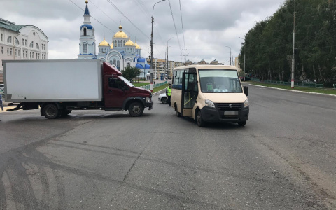 Водителю микроавтобуса удалось избежать ДТП с грузовиком в Саранске