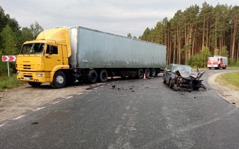 В Мордовии автоледи на «Весте» протаранила «КАМАЗ»: есть пострадавшие
