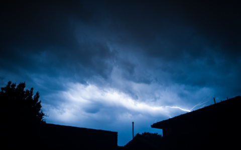 Экстренное предупреждение: гроза и сильный ветер обрушатся на Саранск