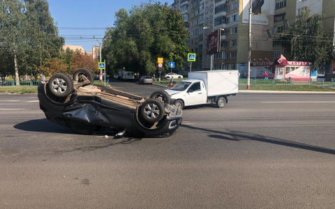 ДТП в Саранске: от удара иномарка перевернулась на крышу