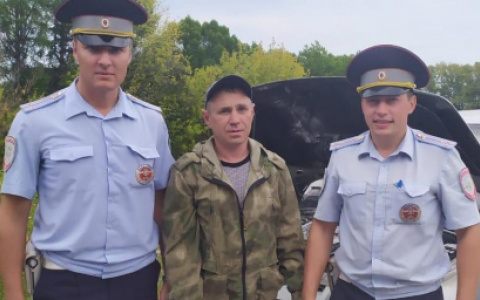 В Мордовии сотрудники ДПС потушили загоревшийся автомобиль