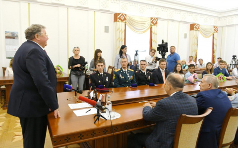 Глава Мордовии наградил героев, которые спасли пятимесячную девочку от невменяемого отца