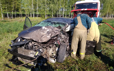 Появились новые фото с места страшного ДТП в Мордовии, в результате которого погибли два человека