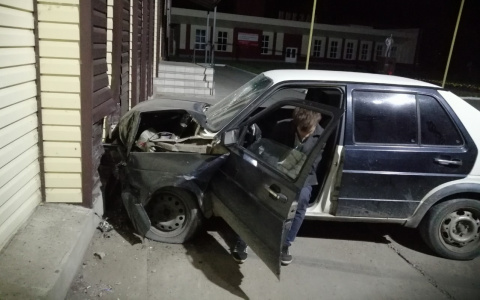 В Мордовии пьяный водитель врезался в здание