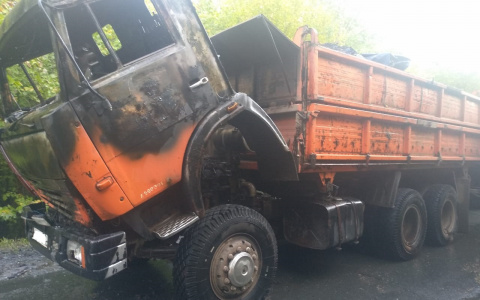 В Мордовии на ходу вспыхнул «КАМАЗ»: водитель получил ожоги кистей, предплечий и носа