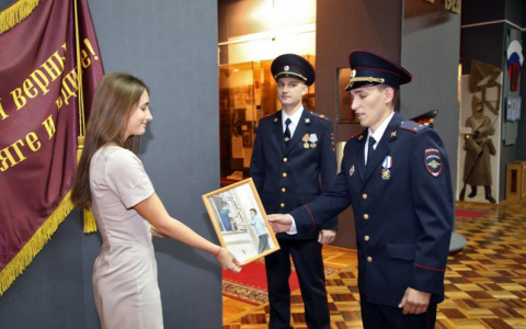 В Мордовии участковому, спасшему пятимесячную девочку, подарили портрет