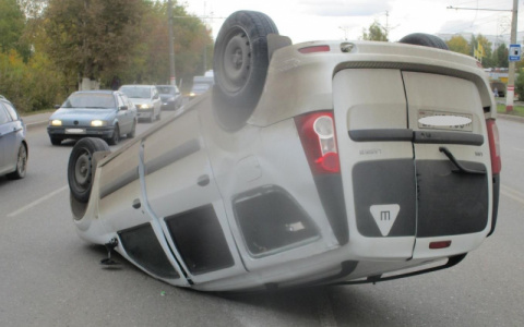 В Саранске столкнулись две легковушки: от удара «Лагрус» перевернулся на крышу