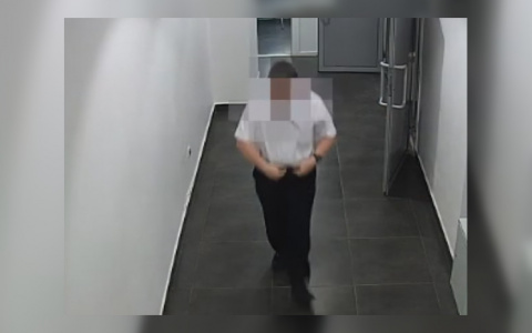 В Саранске посетитель торгового цента остался без денег и телефона из-за охранника