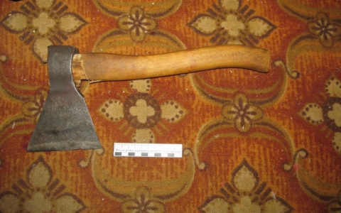 Саранский пенсионер решал конфликт с соседями с помощью ножа, топора и молотка