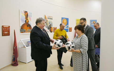 Глава Мордовии передал в музей ЧМ-2018 мяч с автографом Криштиану Роналду