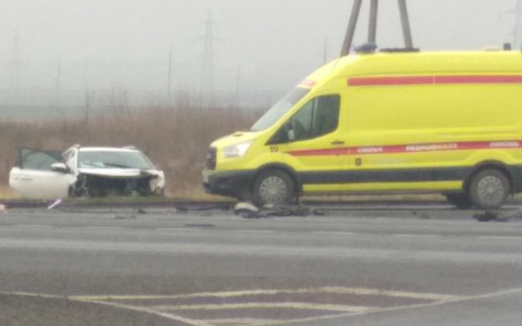 Появились фото с места ДТП под Саранском, где столкнулись фура и кроссовер