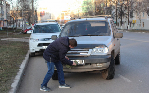 На дорогах Саранска ловили водителей с грязными номерами