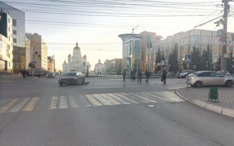 В Саранске после столкновения машину отбросило на ребенка, стоящего на тротуаре