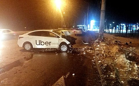 В Саранске автомобиль такси «встретился» со столбом из-за гололеда