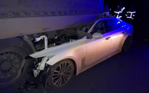 На трассе в Мордовии легковушка влетела под тягач: водитель погиб