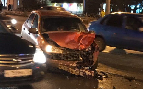 В Саранске на перекрестке столкнулись две легковушки