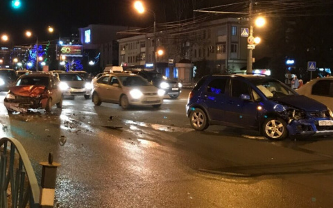 Появились фото с места аварии на перекрестке Коммунистической и Большевистской в Саранске