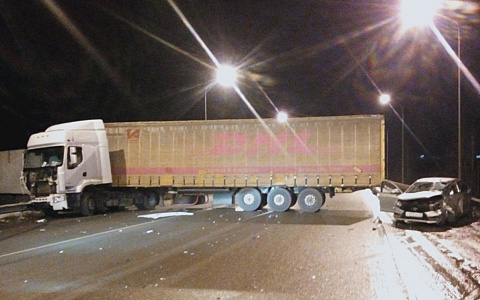 В Мордовии возле поста ГАИ столкнулись фура и «Лада»