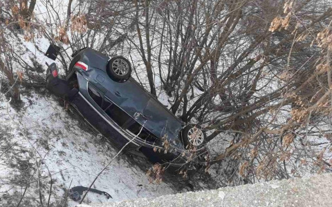 Пострадали пять человек: в Мордовии иномарка рухнула с аварийного моста