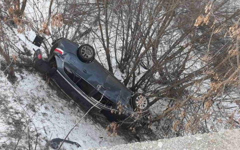 Выяснилось, что за рулем авто, которое рухнуло с моста в Мордовии, находился известный тренер