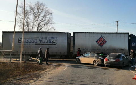 В Мордовии столкнулись две легковушки и многотонный грузовик