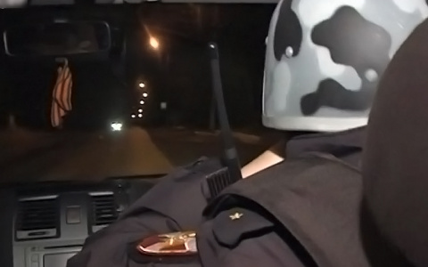 Пьяный житель Саранска «подрался» с «Грантой» и попытался закидать ее снежками