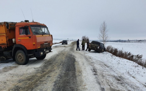 В Мордовии легковушка врезалась в «КамАЗ»: есть пострадавший