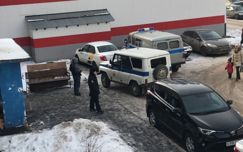 В Саранске экстренные службы оцепили подъезд жилого дома