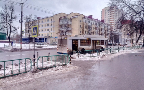 Не держалась за поручни: 73-летняя жительница Саранска пострадала, упав в троллейбусе