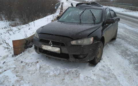 На трассе в Мордовии иномарку занесло под «КамАЗ»