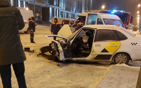 После жесткого столкновения в центре Саранска машину отбросило прямо на пешеходов