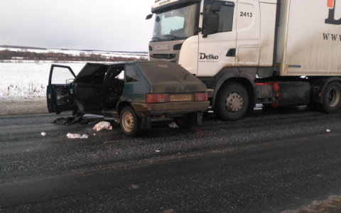 Ехала без прав: в Мордовии девушка на ВАЗе влетела под большегруз