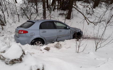 На трассе в Мордовии не смогли разъехаться «ВАЗ» и «Шевроле»: пострадали две девушки