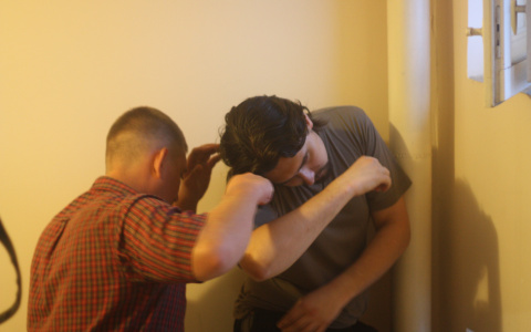 В Мордовии ревнивец жестоко избил приятеля и вынес его к подъезду