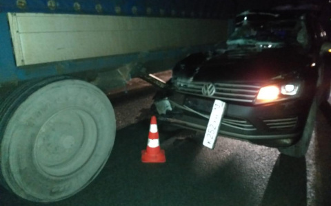 Нарушивший 40 раз ПДД водитель иномарки влетел под фуру на трассе в Мордовии