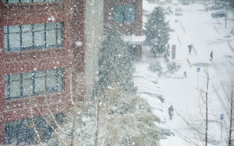 Стало известно, когда завершится аномально теплая погода в России