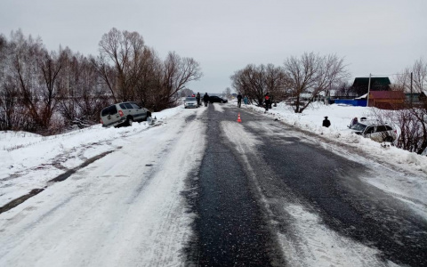 Два автомобиля столкнулись и съехали в кювет в Мордовии