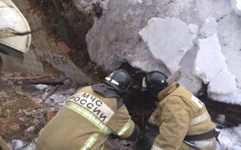 В Мордовии обрушилась стена здания: под завалами находились два человека