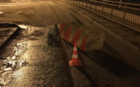 В Саранске автомобиль такси «влетел» в бетонный блок: пострадала пассажирка