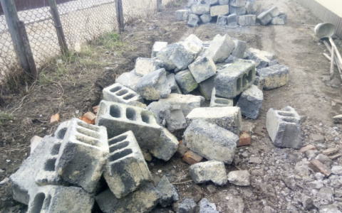Житель Мордовии украл с чужого участка блочные кирпичи, чтобы выложить дорожку во дворе