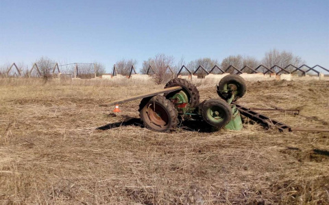Житель Мордовии провел несколько часов под придавившим его трактором