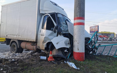 Грузовая «ГАЗель» въехала в столб в Саранске: пострадали три человека
