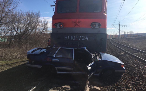 У водителя не было прав: появились подробности ДТП в Мордовии, где столкнулись ВАЗ и поезд