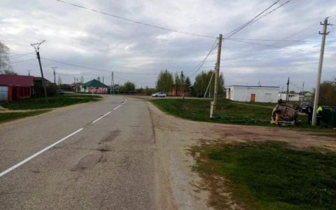 В Мордовии «ВАЗ» перевернулся в кювет: пострадал водитель