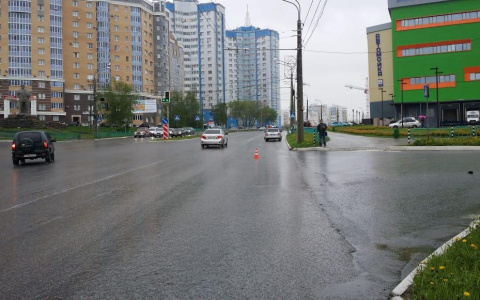 На Химмаше в Саранске столкнулись мотоцикл и кроссовер: есть пострадавший