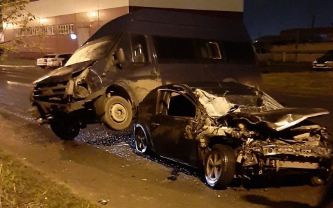 «Серьезно помяло»: в Саранске столкнулись микроавтобус и легковушка