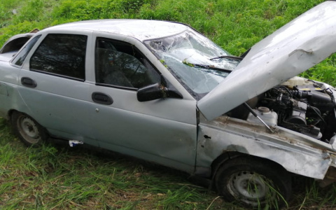 Молодой водитель в Мордовии опрокинул в кювет «Десятку»