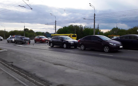 Невнимательный водитель устроил тройное ДТП в Саранске